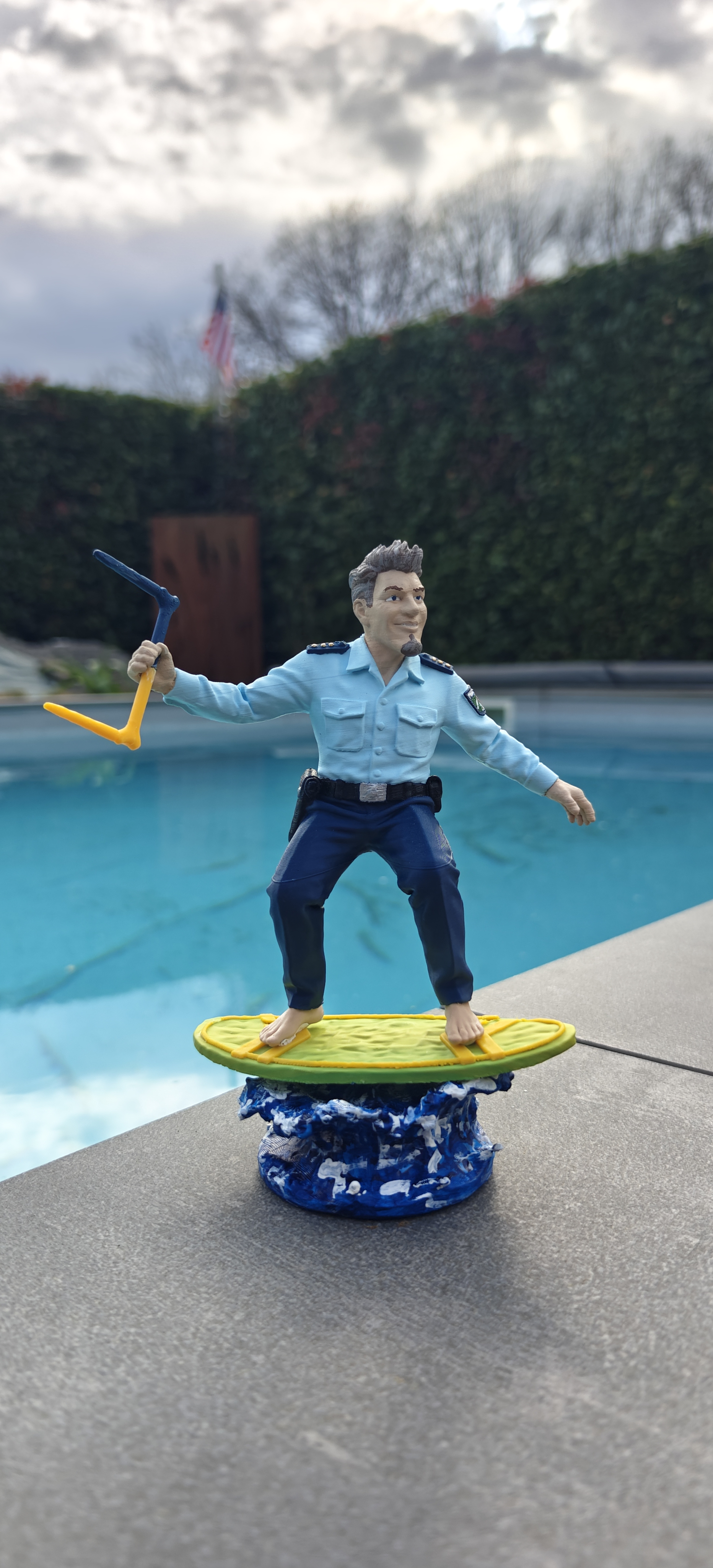 Die fertige Kite-Polizist-Figur von vorne