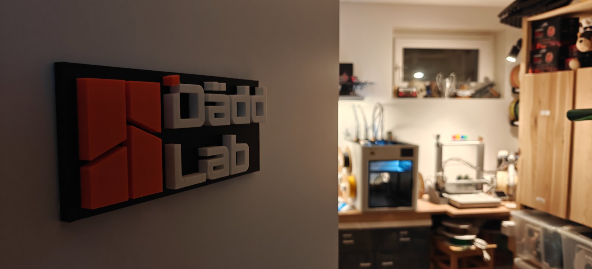 Das dädd Lab – Eingang mit 3D-Druckern