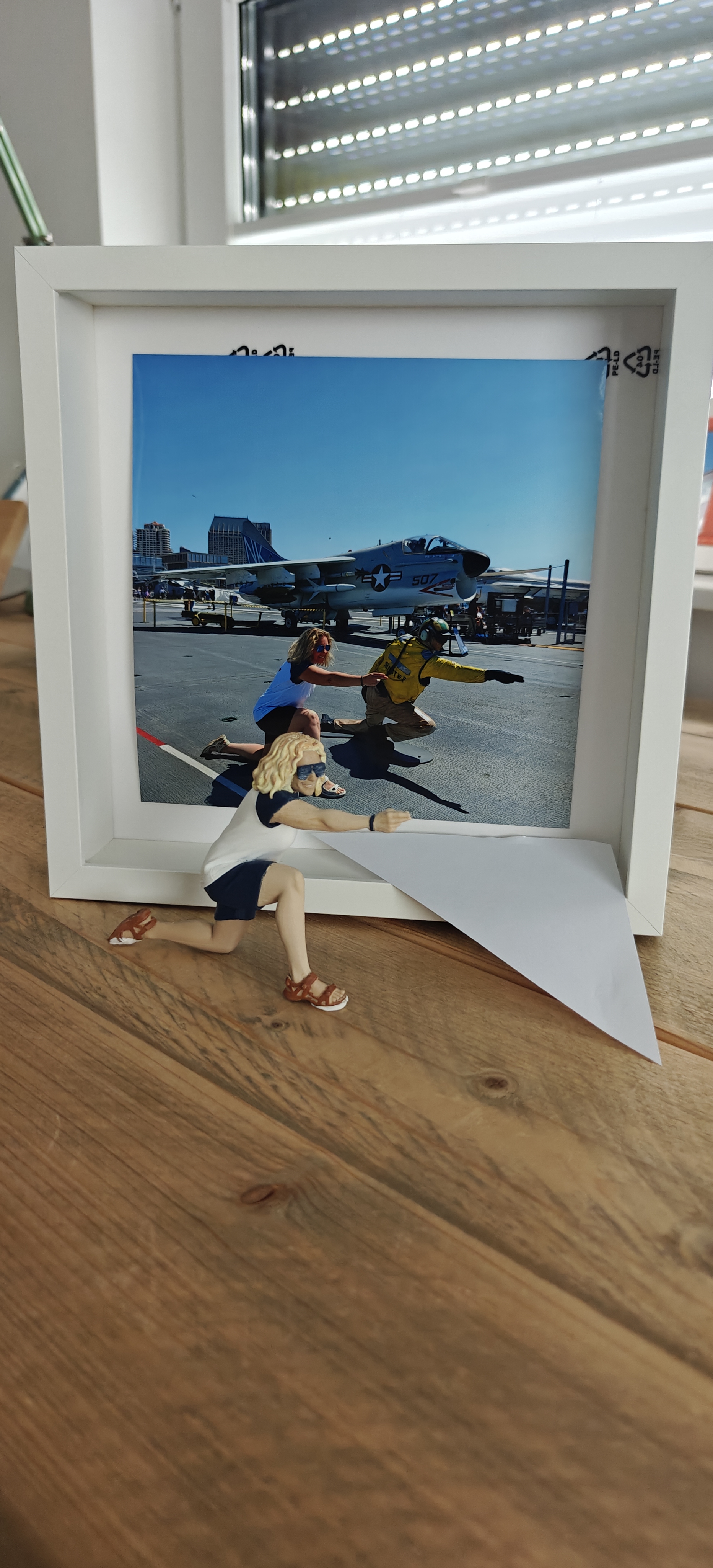 Die Shooter-Figur – aus dem Shadow Frame herausbrechend