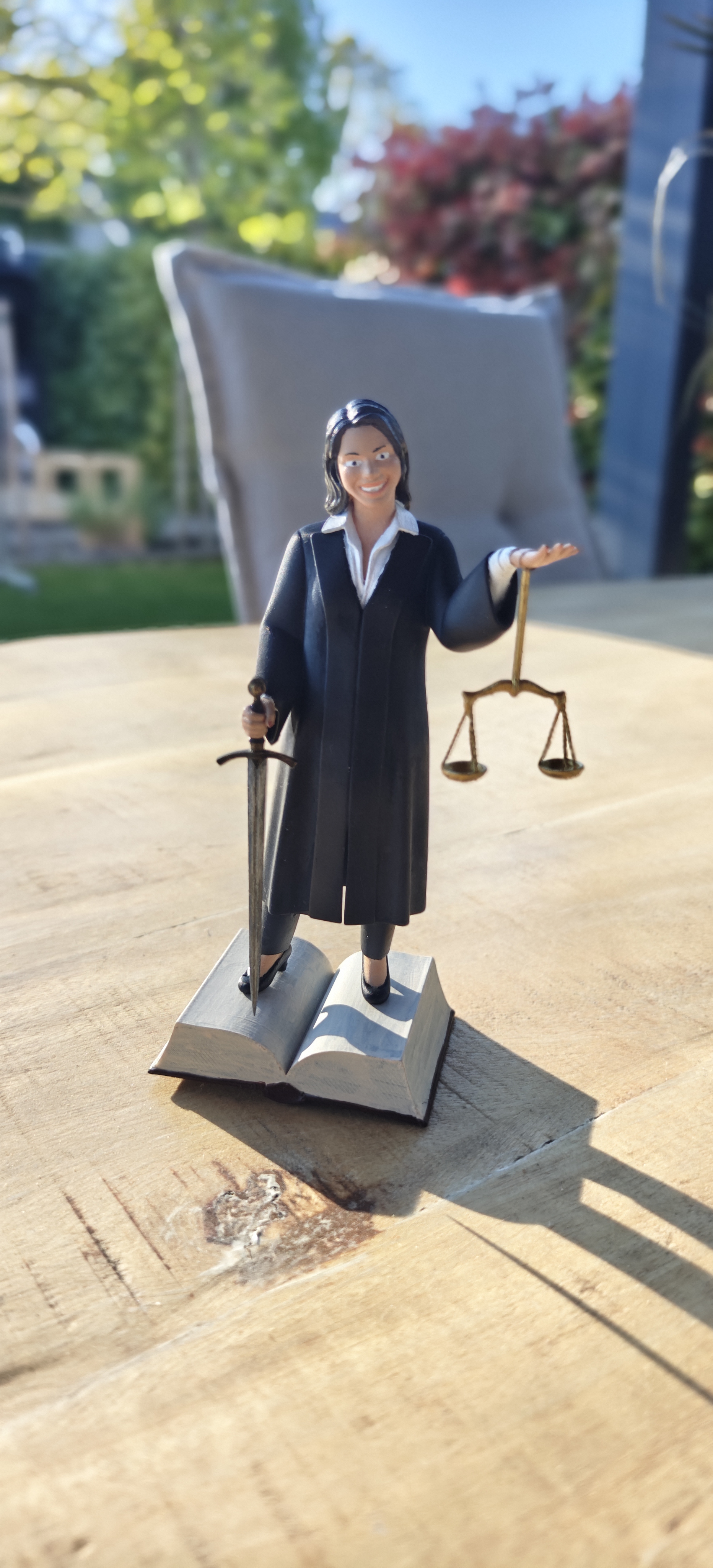 Lady of Justice – Staatsanwältin auf Gesetzestext-Sockel